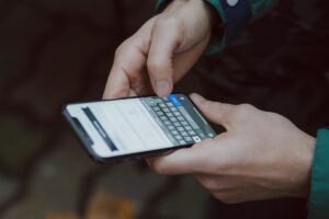 Osoba koristi pametni telefon