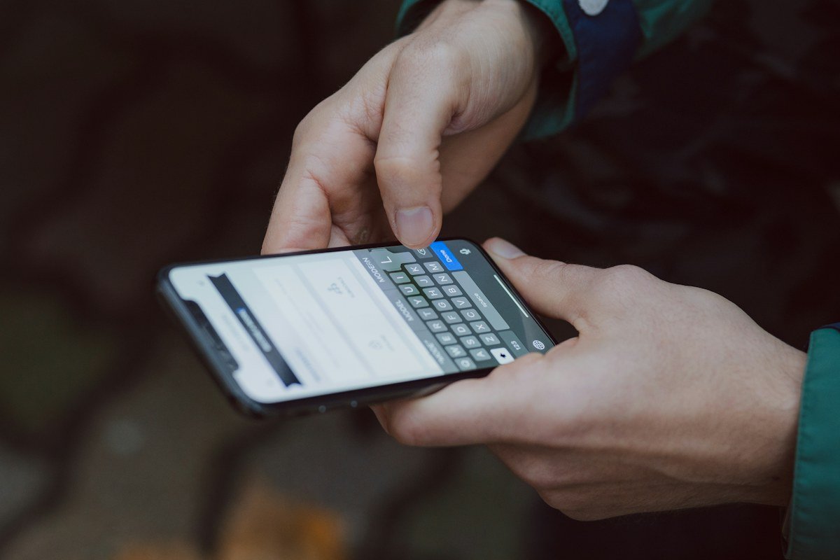 Osoba koristi pametni telefon